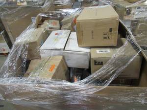 lot 302 image: WHOLESALE MIXED PALLET OF MISCELLANEOUS LIGHTING FIXTURES