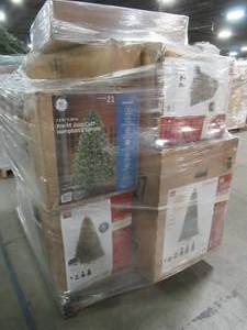 lot 130 image: WHOLESALE MIXED PALLET OF MISCELLANEOUS INDOOROUTDOOR CHRISTMAS DECORATIONS