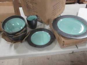 lot 32 image: Partial Dinnerware Set- 4 Dinner Pl...
