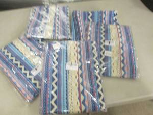 lot 123 image: 7 Assorted Sized Patterned Tableclo...