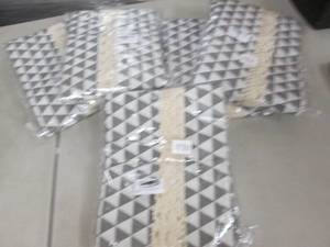 lot 128 image: 5 Assorted Sized Triangle Table Clo...