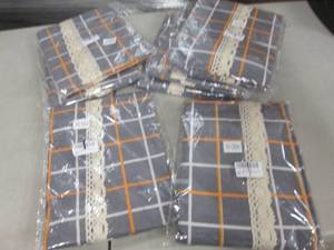 lot 129 image: 7 Assorted Sized Patterned Tableclo...