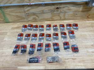 EVERBILT Lot of 27 Door Hinges (19 of item 207618 and 9 of item 715302)