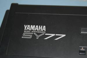 lot 14 image: Yamaha SY77 16-Voice Multi-Timbral Music Workstation - Audio Keyboard  Synthesizer