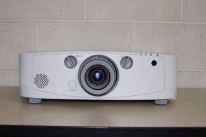 lot 89 image: NEC 5500 ANSI Lumen Widescreen Pro High Definition HD Projector  Projection System with HDMI