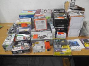 lot 70 image: ASSORTED BOX LOT OF LIGHTING.