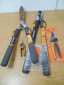 lot 149 image: FISKARS TOOL LOT OF 4