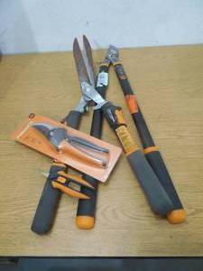 lot 150 image: FISKARS TOOL LOT OF 4