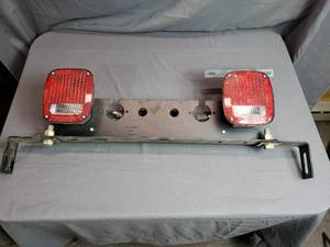 lot 1 image: Kenworth A11-1129-REV C Lights and Bracket