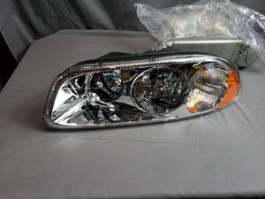 lot 3 image: Mack Headlight Napa Part 800-5504
