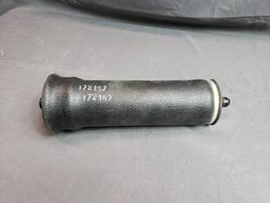 lot 24 image: Mack Truck Air Spring 21128983