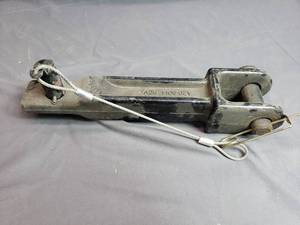 lot 42 image: Peterbilt - Kenworth Tow Hook A20-6014REV
