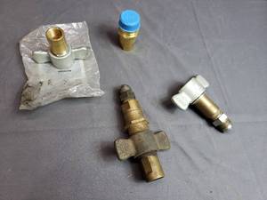 lot 62 image: Eaton Aeroquip Couplers