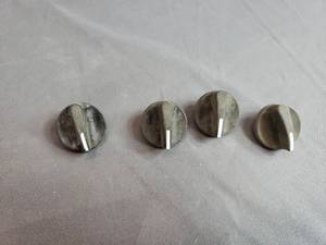 lot 80 image: 4 Mack Control Knobs with Pointer