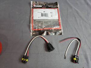 lot 96 image: Truck-Lite Harness Adapter