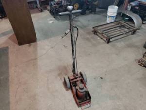 lot 124 image: Truck Floor Air Jack