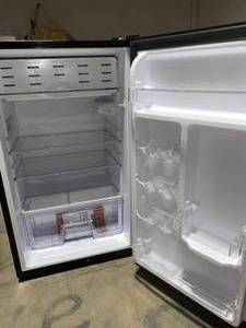 Magic Chef 3.3 CU mini fridge open box in good condition see pictures Black
