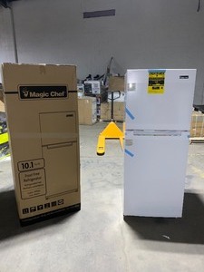 Magic Chef 10.1 Cu. Ft. Refrigerator Open Box. See pictures