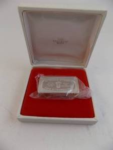 lot 135 image: 1970 Christmas Ingot Franklin Mint Solid Sterling Silver 1000 Grains