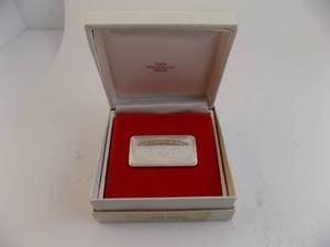 lot 136 image: 1975 Christmas Ingot Franklin Mint Solid Sterling Silver 500 Grains
