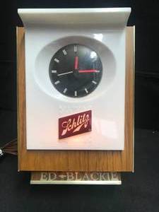 lot 104 image: Schlitz Beer clock with light