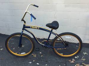 lot 22 image: Modelo Lowrider Bicycle