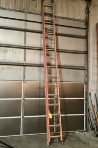 lot 1103 image: 32 Fiberglass Extension Ladder 1A 300lb Werner