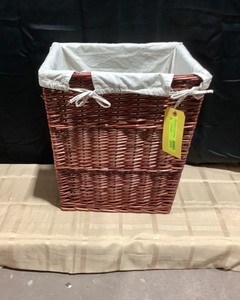 lot 2008 image: Wicker Laundry Hamper