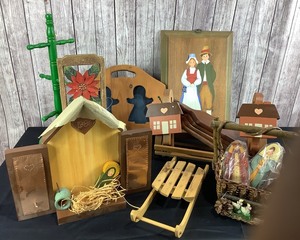 lot 2065 image: Lot of Wood Decor