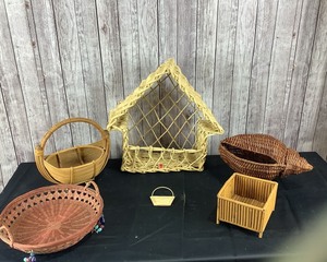 lot 2046 image: Wicker Set