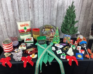 lot 2078 image: Large Lot of Christmas Decorations