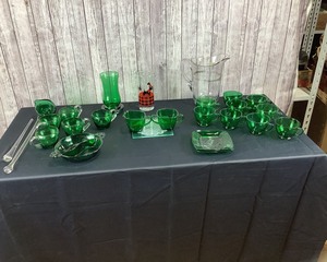 lot 2093 image: Glassware Lot
