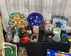 lot 2076 image: Large Lot of Christmas Items
