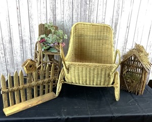 lot 2059 image: Wood Decor & Wicker Carriage
