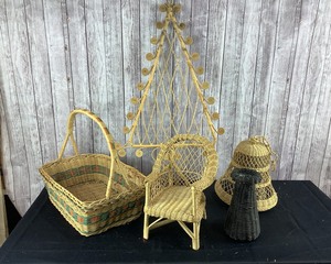 lot 2058 image: Wicker Decor