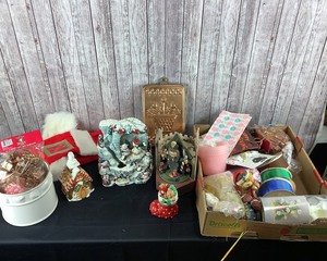 lot 2084 image: Lot of Holiday Decor