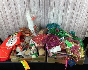 lot 2085 image: Lot of Holiday Decor