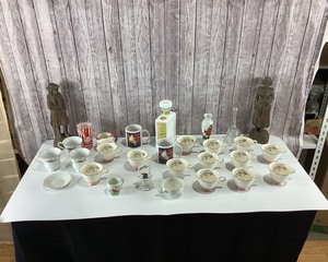lot 2100 image: Antique Glassware