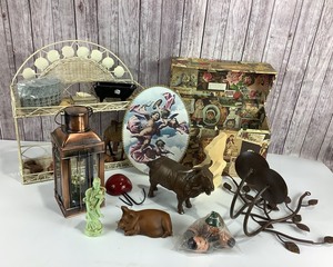 lot 2125 image: Wall Decor & Figurines