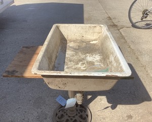 lot 54 image: Antique Cast Iron Sink