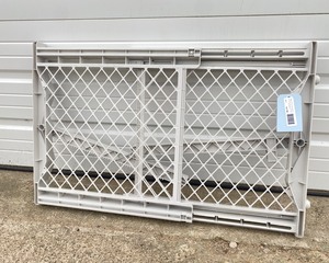 lot 106 image: Expandable ChildPet Safety Gate