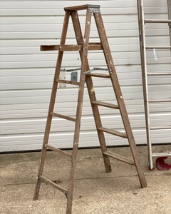 lot 186 image: 6 Ft Tall Wooden Ladder