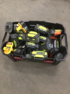 Lot with assorted batteries NOT TESTED