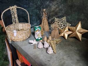 Dazzling Gold Christmas Decor