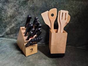 Set of Showtime Six Star Knives wBlock and Thyme & Table Bluetooth Utensil Caddy