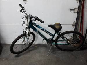 lot 118 image: Schwinn 26 21 Speed Womens Bike