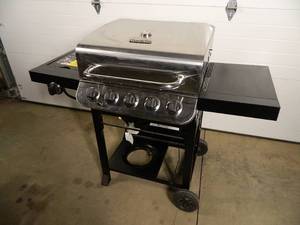 New Char-Broil 5 Burner Gas Grill - Scratch and Dent