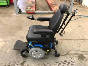 2015 Quantum Q6Edge Motorized Wheel Chair