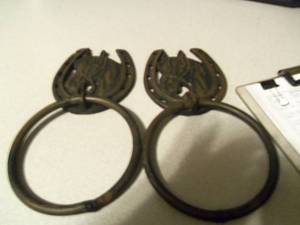 lot 16 image: 3pcs. 1. 2pc. Horseshoe with horse ...