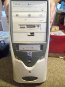 lot 78 image: Computer Tower. Runs windows 98 has...